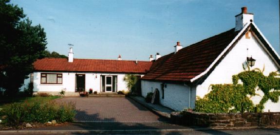 Hillview Cottage is a luxury B&B in Central Scotland, close to Stirling, William Wallace Monument, Edinburgh and the TrossachsThe rooms in the 300 year old cottage wing have walls nearly three feet thick, B&B in Hillview Cottage , Stirling allows you to have a rural feel to your Scottish holiday, and yet be close to all the main visitor centres like Stirling Edinburgh Glasgow The Tossachs and Loch Lomond. William Wallace country is just up the road! Hillview Cottage now has WiFi and SKYPE available and we can be called for free if you have Skype. Our ID is jdarby1.